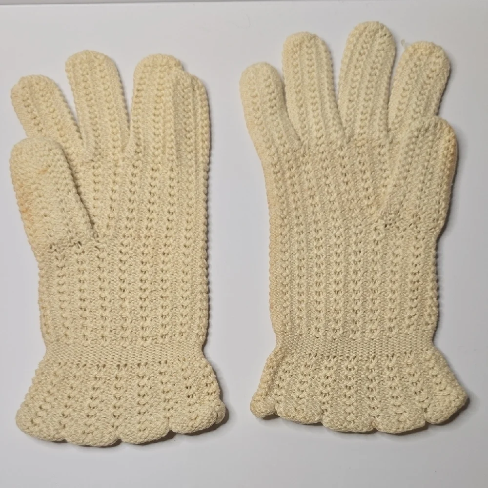 Vintage Knit Cream Gloves - Picture 2 of 4
